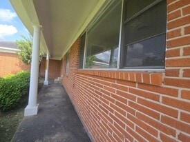 1824 Magnolia St in Liberty, TX - Building Photo