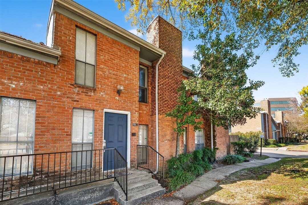 3200 S Gessner Rd in Houston, TX - Building Photo