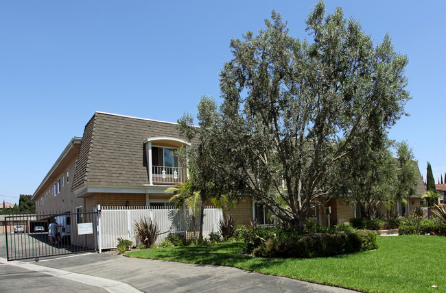 Chez Paree Apartments in Anaheim, CA - Foto de edificio - Building Photo