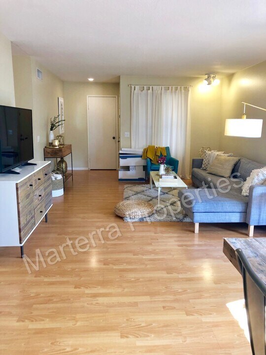 2152 Dogwood Rd in Tustin, CA - Building Photo