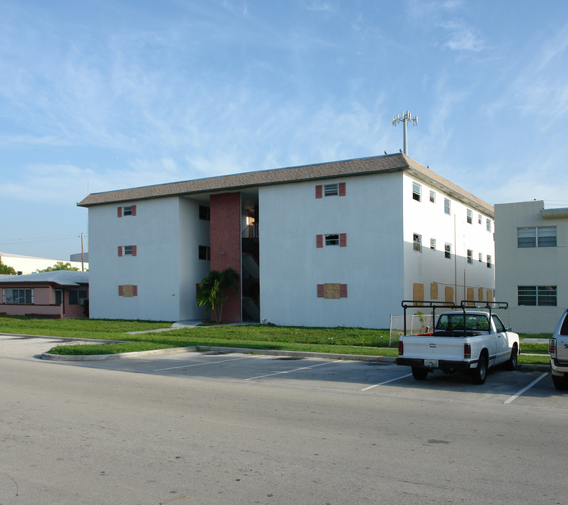 Tiberius Apartments in North Miami Beach, FL - Building Photo