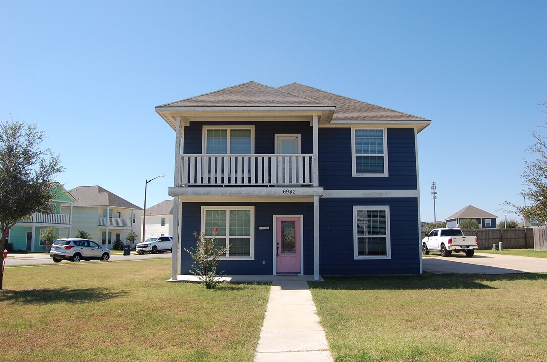 6942 Halter Loop in College Station, TX - Building Photo