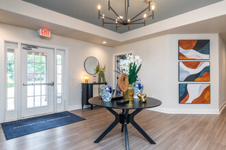 Stonehedge Townhomes in Kansas City, KS - Foto de edificio - Lobby