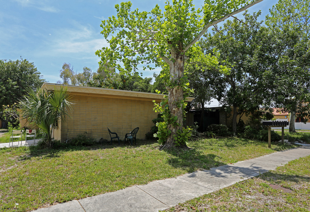 113 NE Madison Cir N in St. Petersburg, FL - Building Photo