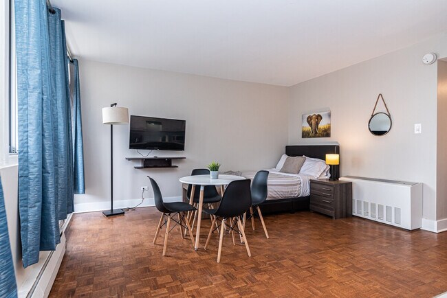 1272 Rue Redpath-Crescent in Montréal, QC - Building Photo - Building Photo