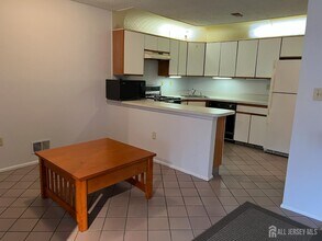 196 Wycoff Way W in East Brunswick, NJ - Building Photo - Building Photo