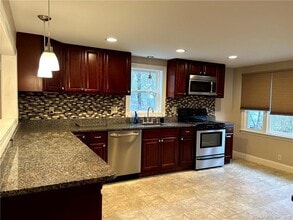 30 Fulton Dr in Groton, CT - Building Photo - Building Photo