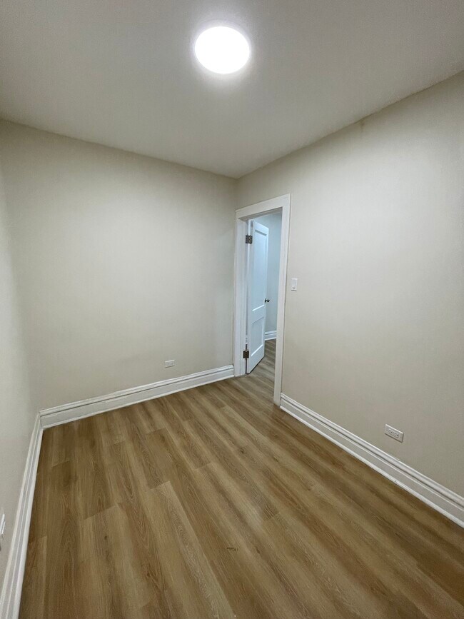 4044 W Hirsch St, Unit 1R in Chicago, IL - Building Photo - Building Photo
