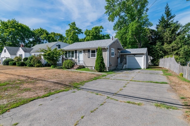 494 S Franklin St in Holbrook, MA - Building Photo - Building Photo