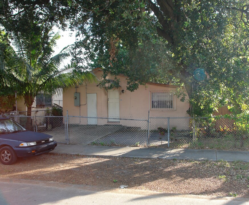 305 NE 58th St in Miami, FL - Building Photo
