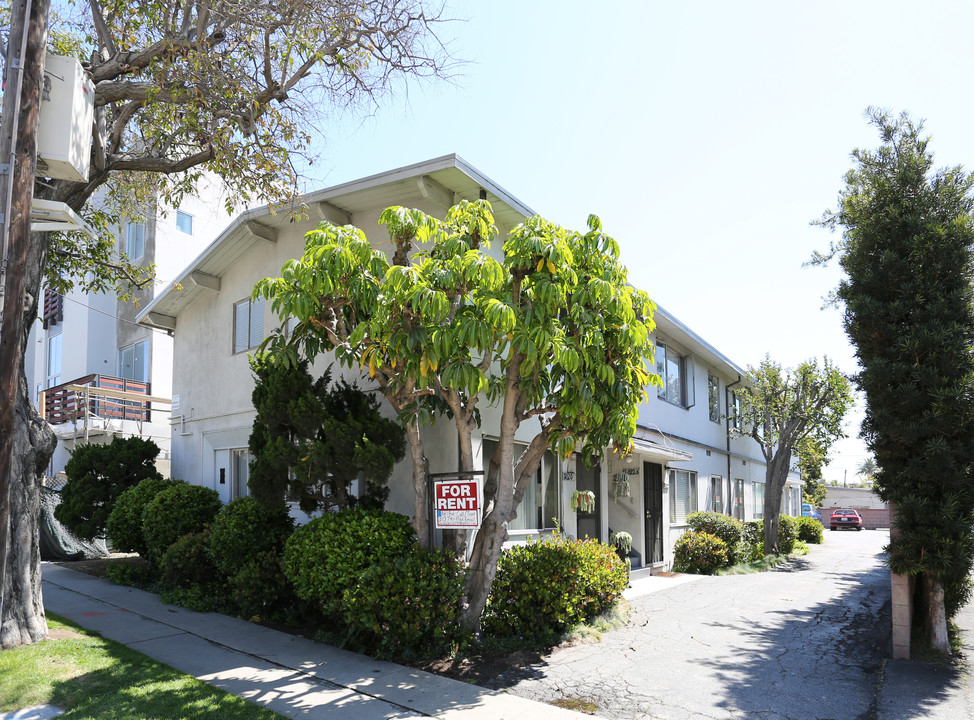 11820 Washington Pl in Los Angeles, CA - Building Photo