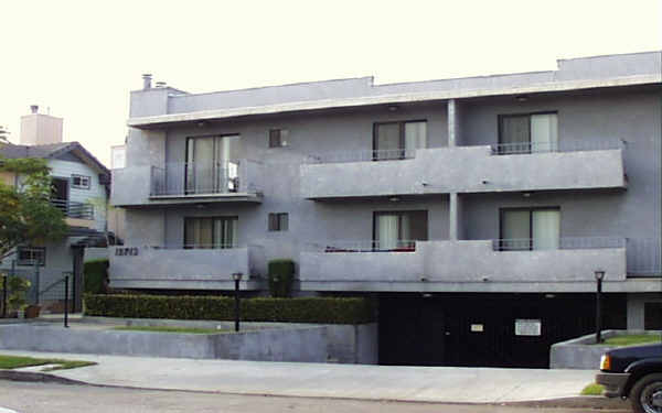 10743 Lawler St in Los Angeles, CA - Foto de edificio - Building Photo