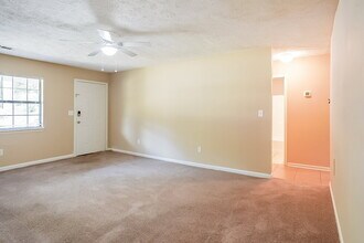 8375 Warren Dr in Douglasville, GA - Building Photo - Building Photo