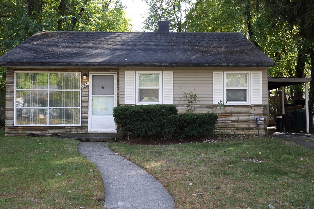 10631 Saratoga st in Oak Park, MI - Building Photo