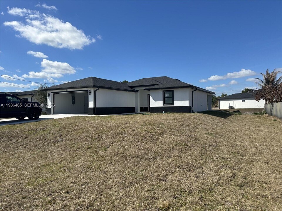 712 Euston Ave S in Lehigh Acres, FL - Building Photo