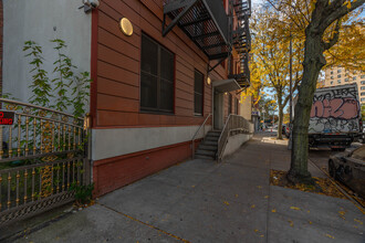 970 De Kalb Ave in Brooklyn, NY - Foto de edificio - Building Photo