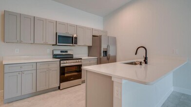 4604 SW 8th Ct in Cape Coral, FL - Foto de edificio - Building Photo