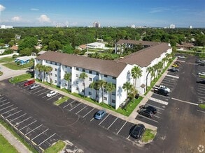 The Meridian at 2825 in Ft. Myers, FL - Foto de edificio - Building Photo