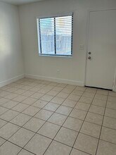 218 Woodrow Ave, Unit B in Bakersfield, CA - Building Photo - Building Photo