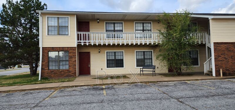 1001 S St Louis Ave in Joplin, MO - Building Photo