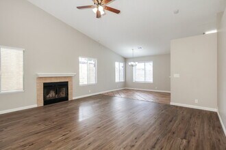 10012 N 66th Dr in Glendale, AZ - Foto de edificio - Building Photo