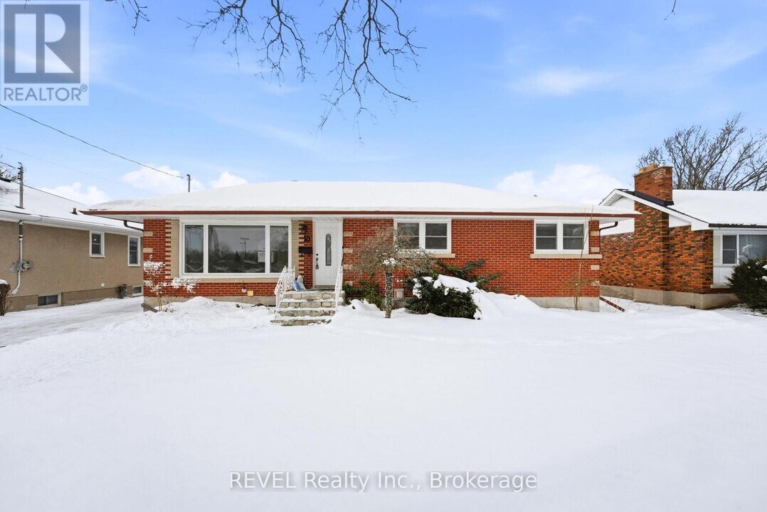 10 Redwood Ave in St Catharines, ON - Building Photo