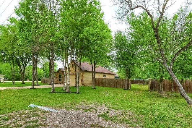 101 KEAHI COURT in Bastrop, TX - Foto de edificio - Building Photo