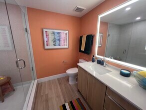 556 NE 57th St, Unit B2 in Miami, FL - Building Photo - Building Photo