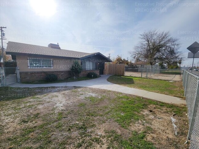 271 Bernard St in Bakersfield, CA - Building Photo - Building Photo