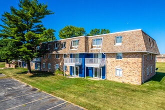 The Hampton Meadows in Des Moines, IA - Building Photo - Building Photo