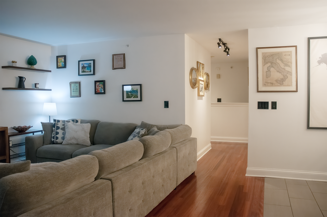 1550 N Warren Ave, Unit 103 in Milwaukee, WI - Foto de edificio - Building Photo