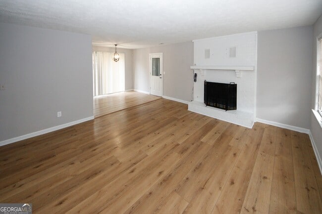 5760 Lakeview Dr in Powder Springs, GA - Building Photo - Building Photo