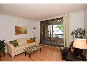 1906 E Shorewood Blvd, Unit 2 Beds in Shorewood, WI - Building Photo - Building Photo