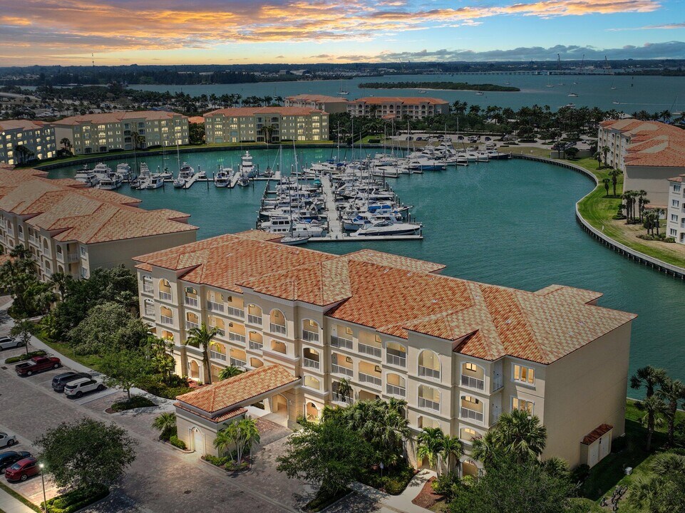 17 Harbour Isle Dr W in Fort Pierce, FL - Building Photo