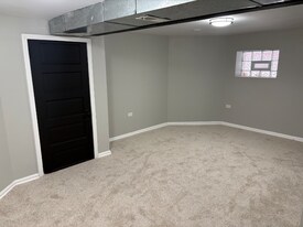 7744 S Clyde Ave in Chicago, IL - Building Photo