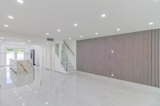 5235 SW 40th Ave in Fort Lauderdale, FL - Building Photo - Building Photo