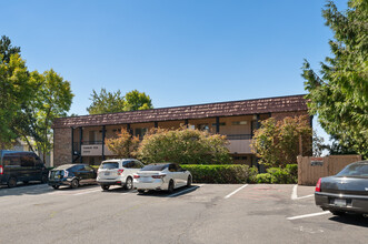 Vashon Vue Apartments in Des Moines, WA - Building Photo - Building Photo