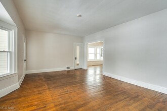 10806 Almira Ave in Cleveland, OH - Foto de edificio - Building Photo