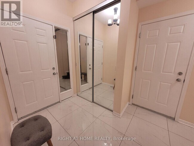 239 Highpointe Crescent in Ottawa, ON - Building Photo - Building Photo