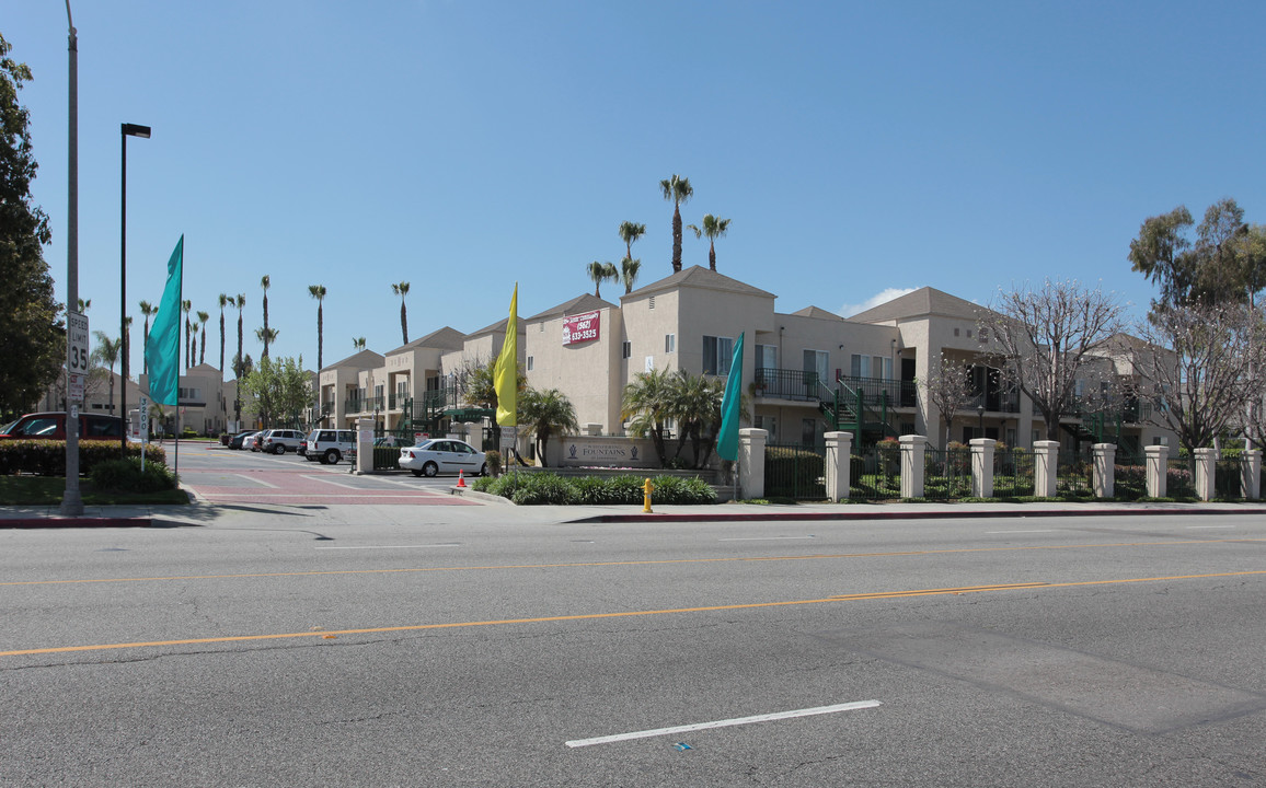 Whispering Fountains in Lakewood, CA - Building Photo