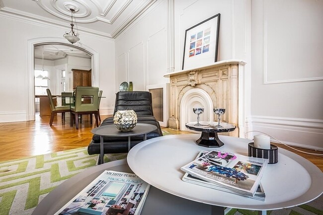 325 Montgomery St in Jersey City, NJ - Building Photo - Building Photo