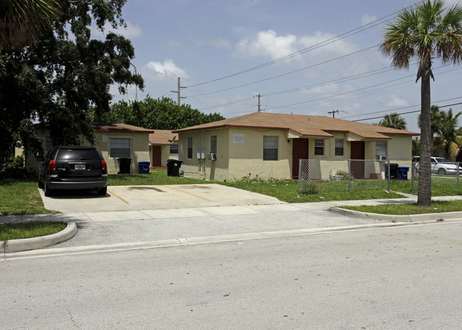 1886-1890 NE 161 St in Miami, FL - Foto de edificio - Building Photo