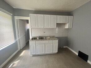 10302 Manor Ave in Cleveland, OH - Building Photo - Building Photo