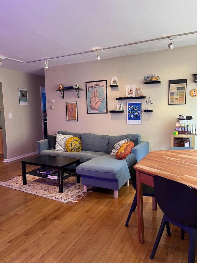 1531 W Sherwin Ave, Unit 2N in Chicago, IL - Foto de edificio - Building Photo