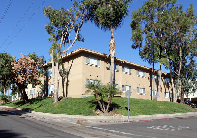 Village Terrace in San Diego, CA - Foto de edificio - Building Photo