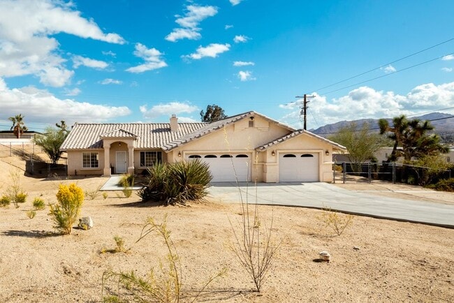 6427 Palo Alto Ave in Yucca Valley, CA - Foto de edificio - Building Photo