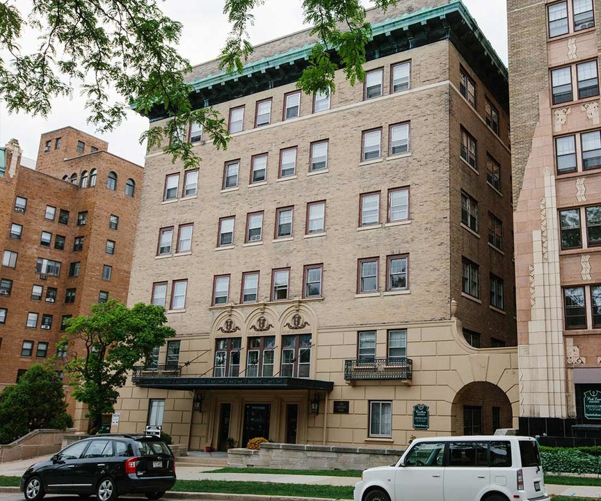 Carlton Apartments in Milwaukee, WI - Building Photo