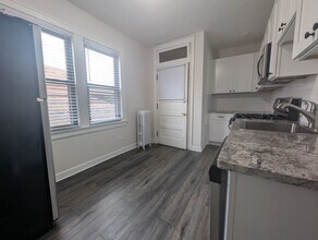 5820 W Berteau Ave, Unit 2 in Chicago, IL - Building Photo - Building Photo