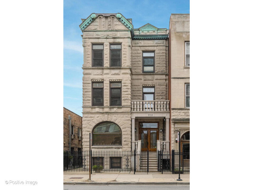 709 W Diversey Pkwy in Chicago, IL - Building Photo