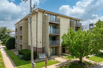 Bailey Student Apartments Available 2025! in Urbana, IL - Foto de edificio - Building Photo